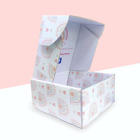 Boîtes d'expédition en carton ondulé personnalisées à faible MOQ pour l'emballage de vêtements et de chaussettes avec laminage mat, gaufrage et matériaux recyclés