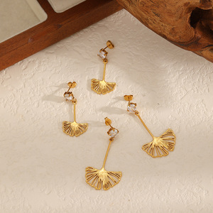 ต่างหูรูปใบแปะก๊วยแบบกลวง โทนสีทอง ประดับเพชรซิร์คอน สแตนเลสสตีล สำหรับใส่ทุกวัน - Product Image 3