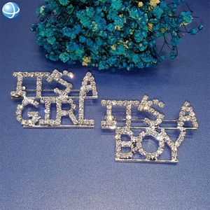 Broche de diamantes de imitación con letras personalizadas, alfileres de seguridad de aleación chapados en plata, regalos de joyería, accesorios de decoración de <span class=keywords><strong>ropa</strong></span> para hombres y mujeres - Product Image 3