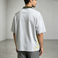 Polo à col montant avec boutons et broderie, manches courtes, imprimé numérique, gris, avec empiècements, coupe oversize