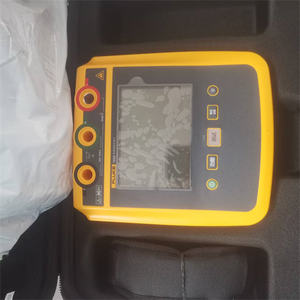 Testeur de résistance d'isolement et mégohmmètres Fluke 1535 et 1537 - Product Image 2