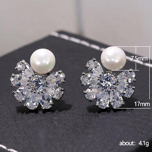Boucles d'oreilles clous en or blanc E983 avec perles d'imitation et diamants taille brillant rond pour mariage, style romantique pour femme - Product Image 5