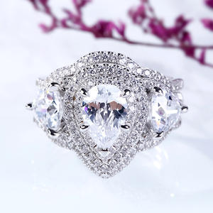 Anello da Donna in Oro Bianco con Diamante Taglio a Pera, Anello di Fidanzamento con Diamante Naturale Colore G, Pietra Principale e Pietre Laterali - Product Image 6