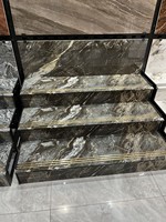 Carreaux de sol rectangulaires modernes pour villa, en porcelaine, gris foncé brillant, veiné marbre doré, antidérapants pour escaliers