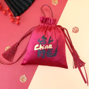Çin tarzı ejderha hediye çantası flanel hediye kesesi kadife büzgülü torba şerit ve püsküller ile yıl