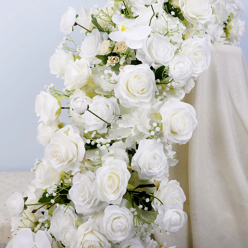 All'ingrosso oggetti di scena per matrimonio in seta bianca artificiale fila di fiori artificiali per la decorazione di nozze