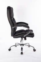 Chaise de bureau exécutive moderne en cuir à dossier haut, design ergonomique, fonction pivotante, base chromée, accoudoirs articulés, hauteur réglable