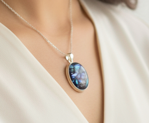 Colgante de Joyería Bohemia Unisex Hecho a Mano con Cristal Dicroico Multicolor y Baño de Plata, 1.97 Pulgadas, Dijes de Moda, Precio al por Mayor, Rajasthan - Product Image 4