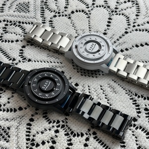 Montre à quartz pour homme en acier inoxydable noir personnalisée avec échelle à aiguilles magnétiques et chiffres arabes Sabr - Product Image 5