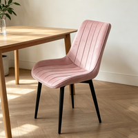 Stilvoller Nordischer Design-Samtstuhl mit Komfortabler Gepolsterter Rückenlehne und Schlanken Schwarzen Metallbeinen für Esszimmer und Café