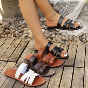 Sandalias planas para mujer con correa trenzada, diseño recortado, punta abierta, doble banda ancha, calzado informal de verano para playa, sin cordones - Product Image 1