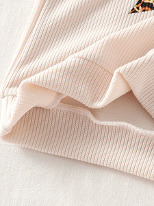 Completo Casual Primaverile 2026 per Bambina: Felpa Beige a Maniche Lunghe con Fiocchi Leopardati e Jeans a Gamba Larga - Product Image 4