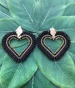 Pendientes de cuentas negras con forma de corazón hechos a mano - Product Image 1