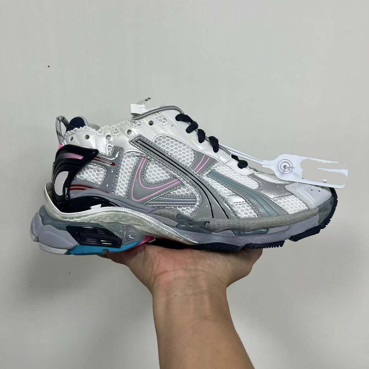 สีขาวและสีเทา