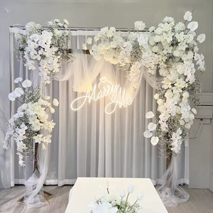 Composizione Floreale Personalizzata per Corridoio Nuziale con Rose Bianche, Orchidee e Fiori Artificiali Eleganti - Product Image 2