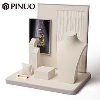 PINUO Ensemble de présentoirs de luxe personnalisés pour bijoux, en microfibre beige, pour colliers, pendentifs et accessoires de comptoir de bijouterie pour magasin