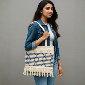 Bolso tote de mujer con flecos tejidos, diseño geométrico decorativo y interior espacioso para compras, viajes y uso diario. - Product Image 1