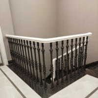 Rampe d'escalier intérieur moderne personnalisée en fonte avec acier et laiton pour villa