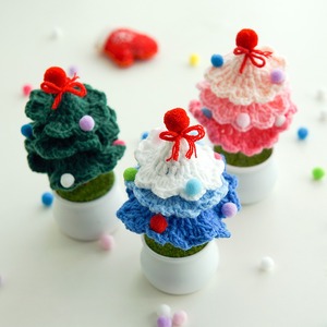 Décoration de bureau en forme d'arbre de Noël tressé à la main en trois couches, produit fini en crochet. - Product Image 1