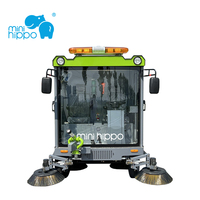 Mini machine de nettoyage de rue Hippo avec bacs à déchets de 480 L montés à l'arrière et système de contrôle de la poussière