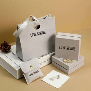 Sacs en papier personnalisés pour vêtements, bijoux de luxe et emballages cadeaux, avec logo sur mesure - Product Image 2