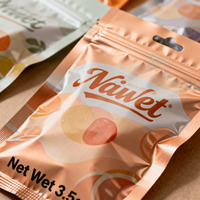 Sachet à fenêtre transparente à trois soudures latérales pour emballage de bonbons gélifiés et de chips, avec logo personnalisé imprimé, refermable à fermeture éclair, pochette plate de qualité alimentaire