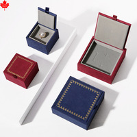 Étui à bijoux Laire rétro carré en velours bordeaux, style livre, avec couvercle rabattable et intérieur gaufré pour bagues, colliers et boucles d'oreilles