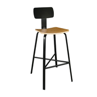Tabouret de bar moderne avec structure en métal noir, assise et dossier en contreplaqué placage frêne, repose-pieds – Idéal pour café, bistrot, restaurant – Vente en gros