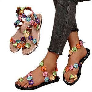 Nouvelles sandales colorées pour femmes, style tendance, légères, en forme de pétale, grandes tailles, chaussures de plage en PU, idéales pour les vacances - Product Image 5