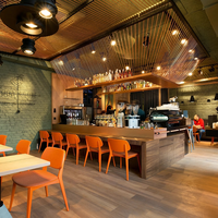 Comptoir de bar multifonctionnel de style minimaliste moderne et luxueux, avec tabourets de bar intégrés.