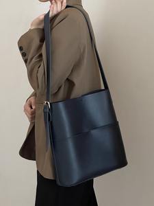 Bolso Tote Tipo Cubo de Gran Capacidad para Mujer, Estilo Europeo Americano, con Botones, Diseño Versátil para Llevar al Hombro o Cruzado, Forro de Poliéster - Product Image 2