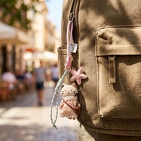Porte-clés tendance Cottagecore en peluche douce motif chaton, écologique, avec robe florale rose et sacoche marron, attache pour sac à dos
