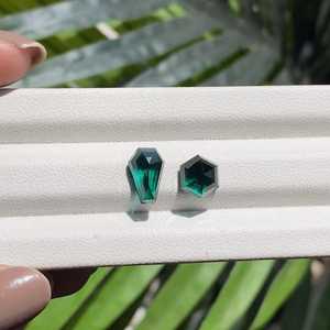 Pierre d'émeraude naturelle de laboratoire |   Émeraude verte |   Émeraude néon |   Pierre précieuse émeraude menthe |   Bague de fiançailles en forme de cercueil et d'hexagone - Product Image 3
