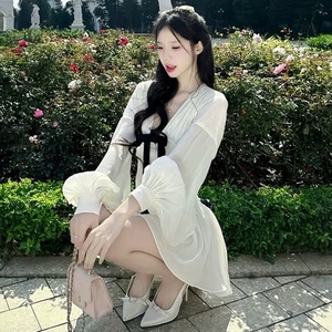 เดรสสั้นแขนยาวคอวีผูกโบว์สีสันสดใสสไตล์สาวหวานฝรั่งเศส ดีไซน์หรูหราอเนกประสงค์ แขนทรงโคมไฟ ช่วยเสริมลุคให้ดูดี - Product Image 2