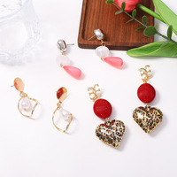 Boucles d'oreilles tendance transfrontalières au design de niche, en fausses perles et plastique, motif cœur géométrique, élégantes, vintage, de luxe, pour les sorties festives