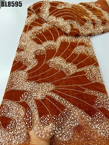 Dentelle guatémaltèque de haute qualité, perles et paillettes faites à la main de style floral pour les fêtes et les mariages - Product Image 5