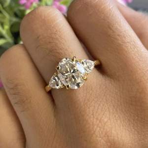 Anillo de diamantes cultivados en laboratorio de Plata de Ley 925 para mujer al por mayor, diamantes de corte de pera ovalados de claridad VVS clásicos para bodas - Product Image 3