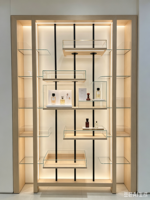 Étagère flottante en verre à dos ouvert en chêne clair minimaliste, présentoir cosmétique avec poteau en métal noir et support de maquillage LED