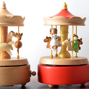 Carrousel à remonter en bois fait main, style européen, avec cheval qui s'agite, cadeau artisanal, vente directe usine Castle Sky - Product Image 2