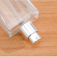Flacon de parfum de luxe transparent rectangulaire vide 50 ml avec pompe pulvérisatrice en verre, diffuseur à gravure mate et sérigraphie