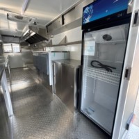 Remorque alimentaire peinte sur mesure avec deux grandes fenêtres coulissantes en verre pour le commerce de vente de jus et de smoothies