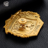 Badge incurvé en métal doré 3D avec logo émaillé personnalisé