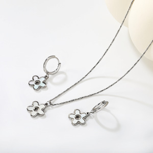 ชุดสร้อยคอและต่างหูรูปดอกไม้ สแตนเลส เครื่องประดับสำหรับผู้หญิง ของขวัญสำหรับงานปาร์ตี้ โทนสีทอง ดีไซน์ห้ากลีบ - Product Image 4