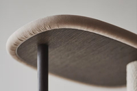 Arbre à chat architectural sur mesure YOUME en chêne massif avec marches texturées, Kratzbaum pour marques de luxe pour animaux de compagnie