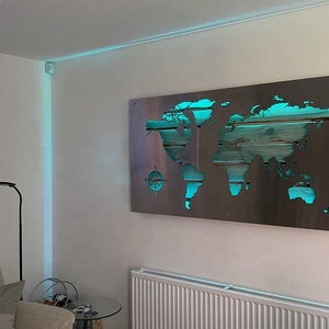 Decoración de Pared de Mapa del Mundo Artesanal de Metal con Luz LED de Gran Venta, Letrero Luminoso con Mapa Iluminado y Respaldo de Madera para Decoración del Hogar - Product Image 1