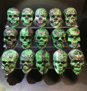 Calaveras de Cristal Natural de Alta Calidad Talladas a Mano en Rubí Zoisita con Flor para Decoraciones de Halloween - Product Image 4