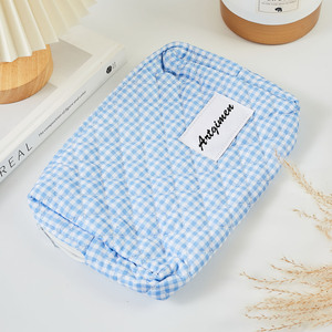Sac de maquillage de <span class=keywords><strong>voyage</strong></span> léger pour femmes en coton matelassé à carreaux bleus, petite trousse de maquillage florale mignonne, marque privée - Product Image 3