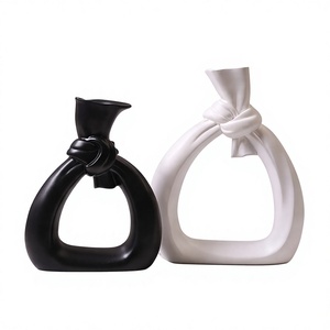 Juego de Decoración Escultural Artística Contemporánea Minimalista en Blanco y Negro con Textura de Jarrón, Pedido al por Mayor - Product Image 1
