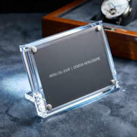 Support magnétique en acrylique pour panneau d'affichage de récompenses et de réalisations, idéal pour les marques de montres, les galeries, les musées et les expositions