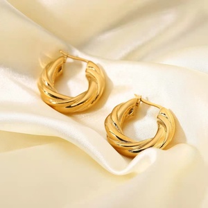 Grosses boucles d'oreilles torsadées en acier inoxydable plaqué or 18K, bijoux pour femmes - Product Image 1